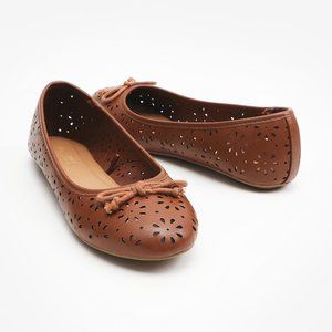 CL by Chinese Laundry ballet flats with laser cut detail (size 6)